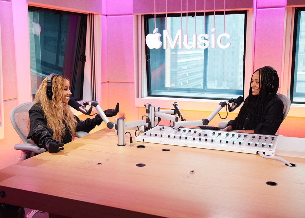 Ilustracja do programu The Nadeska Show w Apple Music. Na zdjęciu widoczni są prowadząca program Nadeska Alexis i jej gość.