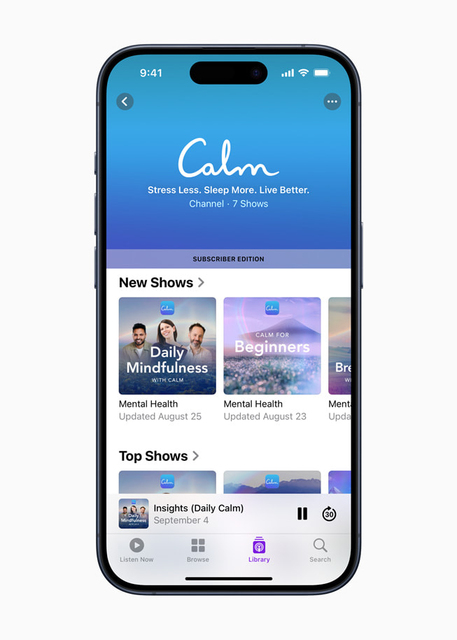 iPhone 15 Pro, na którym pokazano stronę z podcastami z aplikacji Calm subskrybowanej przez użytkownika.