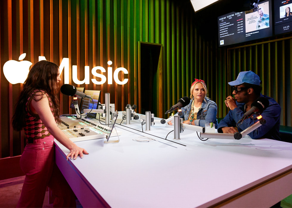 งานศิลป์สำหรับรายการ Today’s Country Radio ของ Kelleigh Bannen ใน Apple Music รูปภาพแสดง Bannen อยู่ในสตูดิโอ Apple Music กับแขกรับเชิญสองท่าน