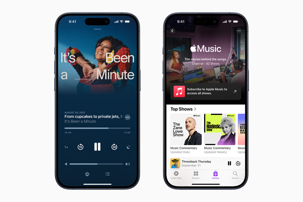หน้าจอ iPhone 15 Pro สองเครื่องแสดงภาพประสบการณ์การใช้งาน Apple Podcasts ใน iOS 17
