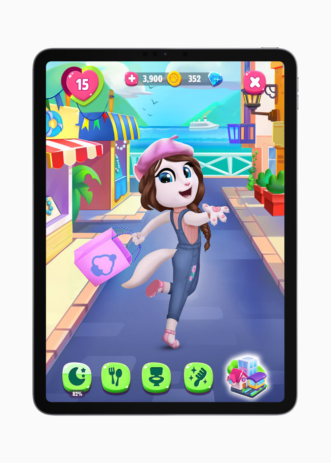 iPadに表示されたゲーム「マイ・トーキング・アンジェラ2+」の静止画像で、通りを飛び跳ねる猫のアンジェラ。