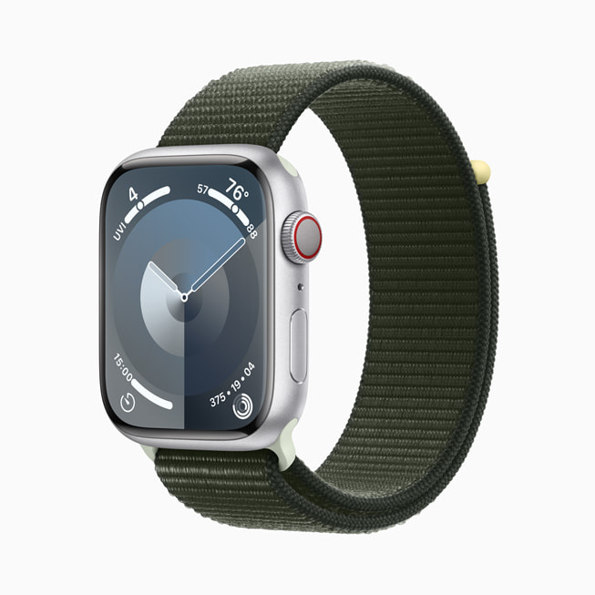 Apple Watch Series 9 بإطار ألمونيوم فضي مع حزام Loop الرياضي أخضر.