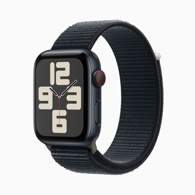 (في الصورة: Apple Watch SE بإطار ألومنيوم بلون سماء الليل مع حزام Loop الرياضي بلون سماء الليل).