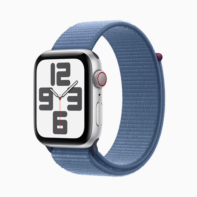 Apple Watch SE بإطار ألمونيوم فضي مع حزام Loop الرياضي أزرق.