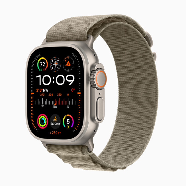 Apple Watch Ultra 2 مع حزام Loop ألباين الزيتوني الجديد.