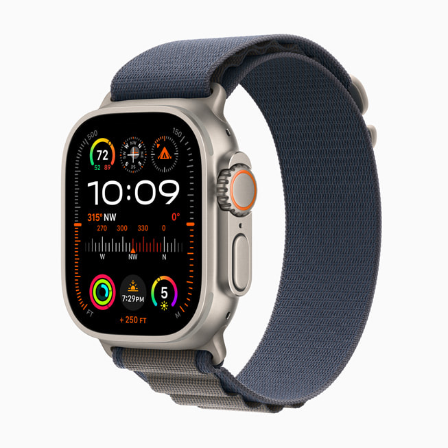 Apple Watch Ultra 2 مع حزام Loop ألباين الأزرق الجديد.
