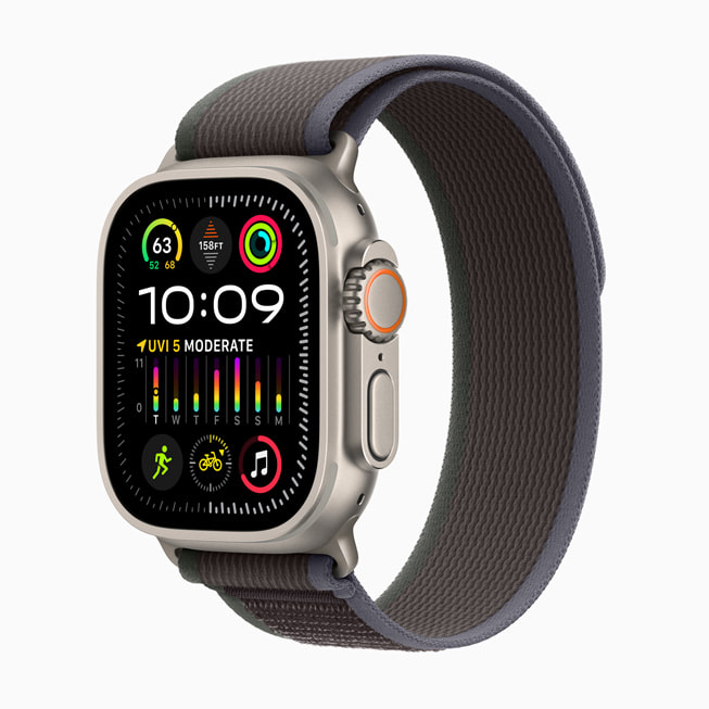Apple Watch Ultra 2 مع حزام Loop ترايل الأزرق/الأسود الجديد.