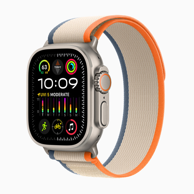 Apple Watch Ultra 2 مع حزام Loop ترايل البرتقالي/البيج الجديد.