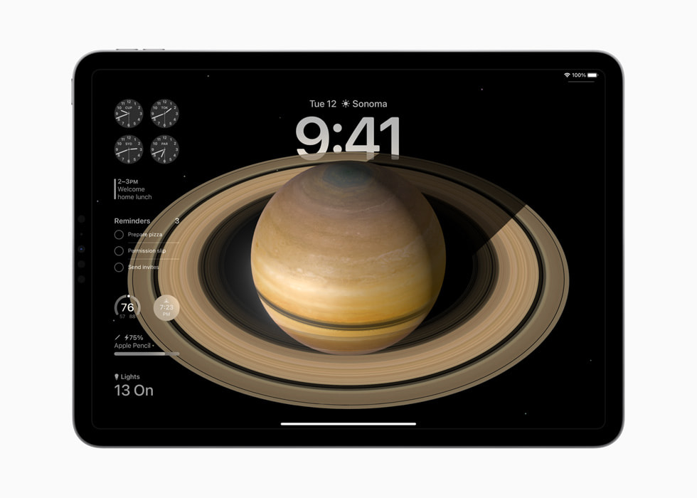 หน้าจอล็อคพร้อมภาพพื้นหลังแนวดาราศาสตร์แสดงบน iPad Pro รุ่น 11 นิ้ว