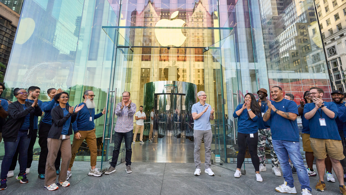 Greg Joswiak en Tim Cook verwelkomen klanten bij de Apple Store.