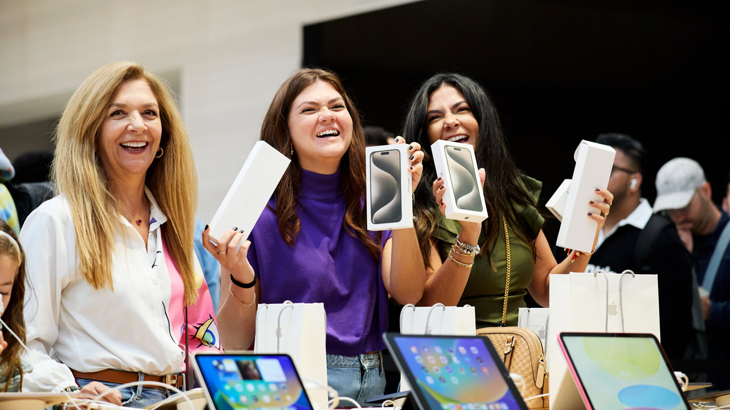 Blije klanten showen hun nieuwe iPhone 15 bij Apple Fifth Avenue in New York.
