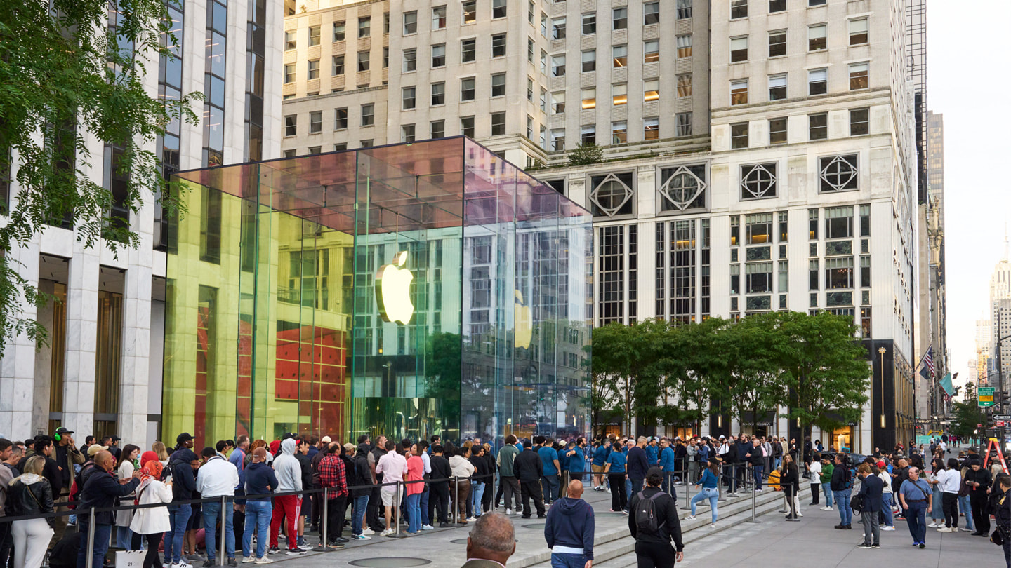 Klanten staan in de rij bij Apple Fifth Avenue in New York.
