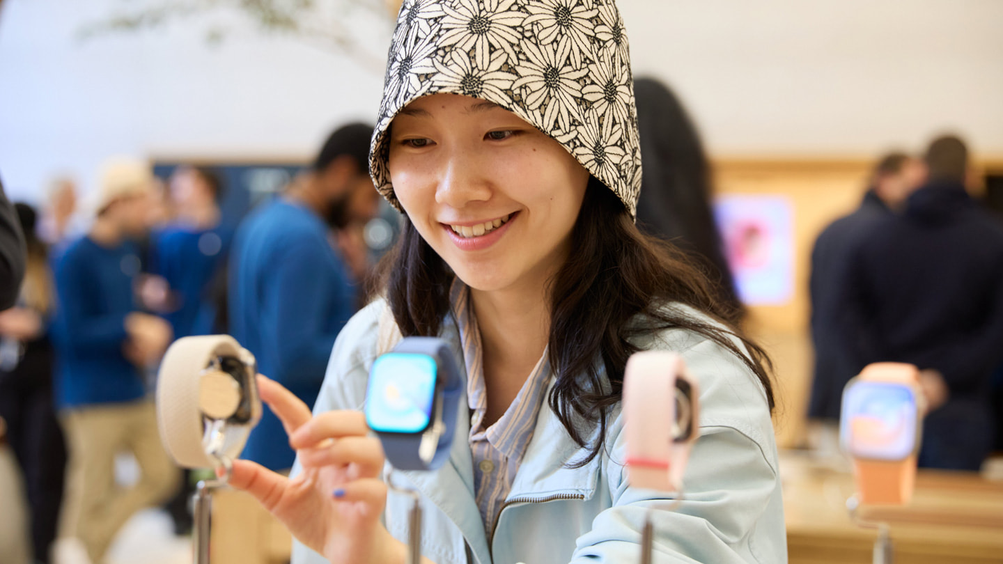 Een klant bekijkt de nieuwe Apple Watch Series 9 bij Apple Regent Street in Londen.