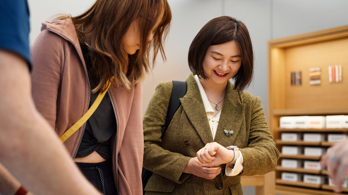 Twee klanten proberen Apple Watch Ultra 2 in Apple Sydney, Australië.