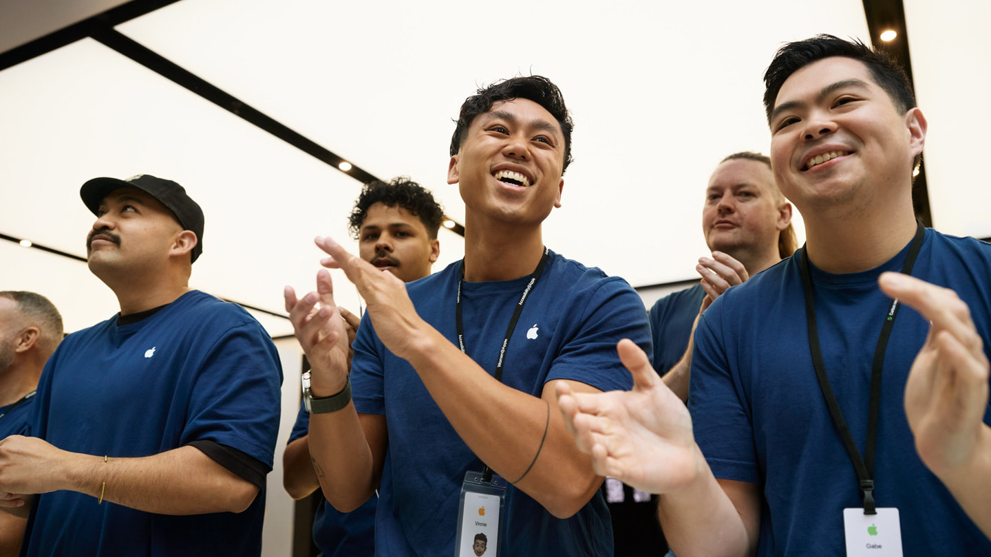 Medewerkers van Apple Sydney applaudisseren voor klanten in Apple Sydney, Australië.