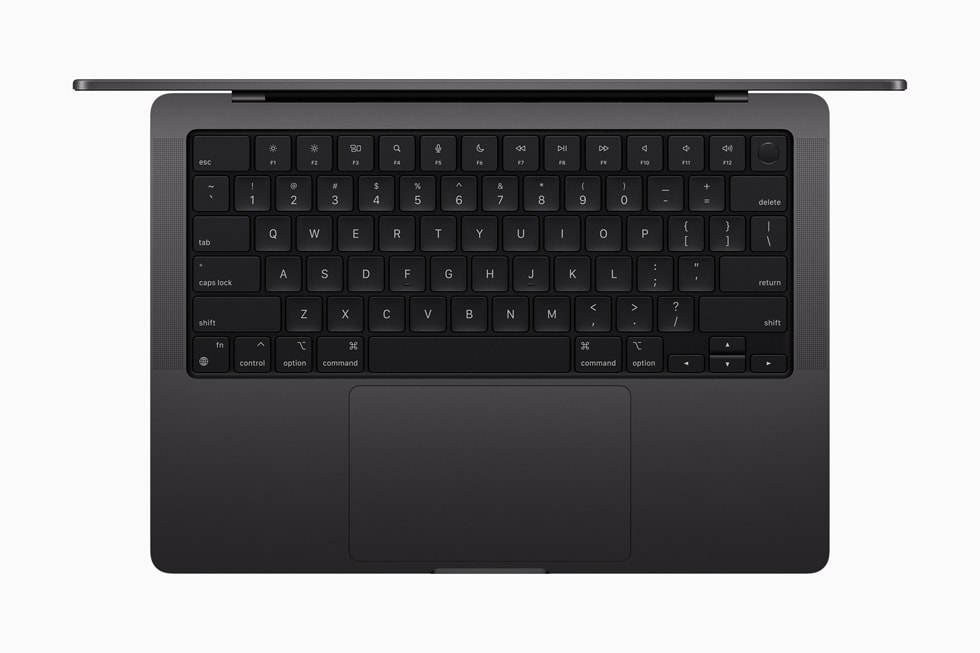 Uzay siyahı yeni MacBook Pro yukarıdan klavyeye odaklanmış bir şekilde gösteriliyor.