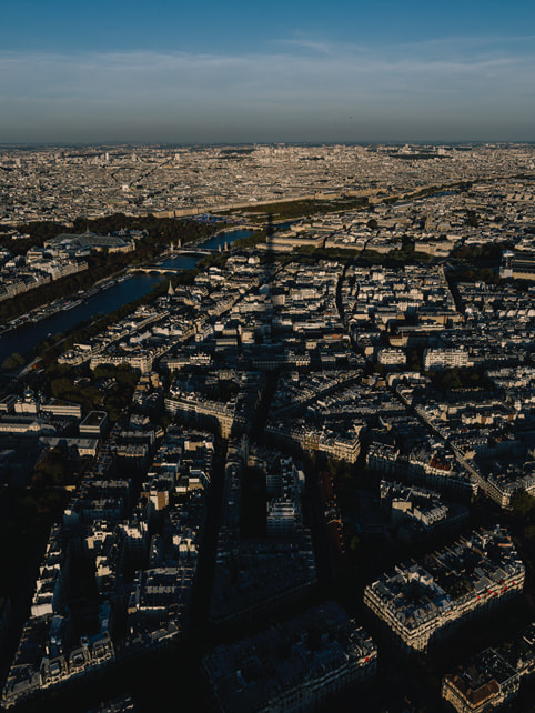 Eine Luftaufnahme einer Stadt, aufgenommen mit einem iPhone 15 Pro Max. 
