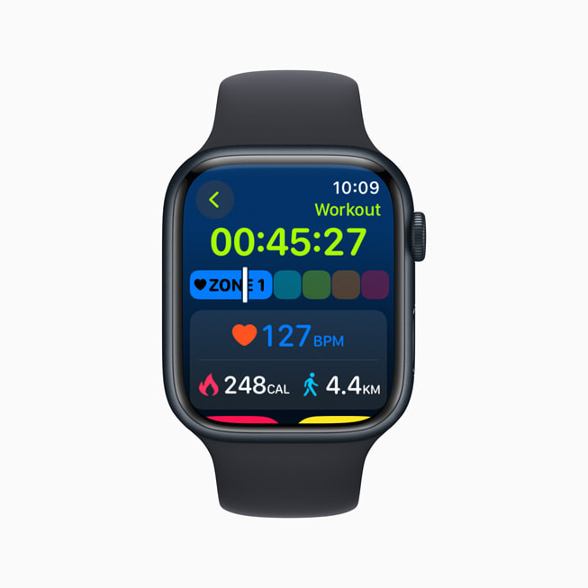 ساعة Apple Watch Series تعرض قياسات من أحد التمارين على تطبيق SmartGym. 