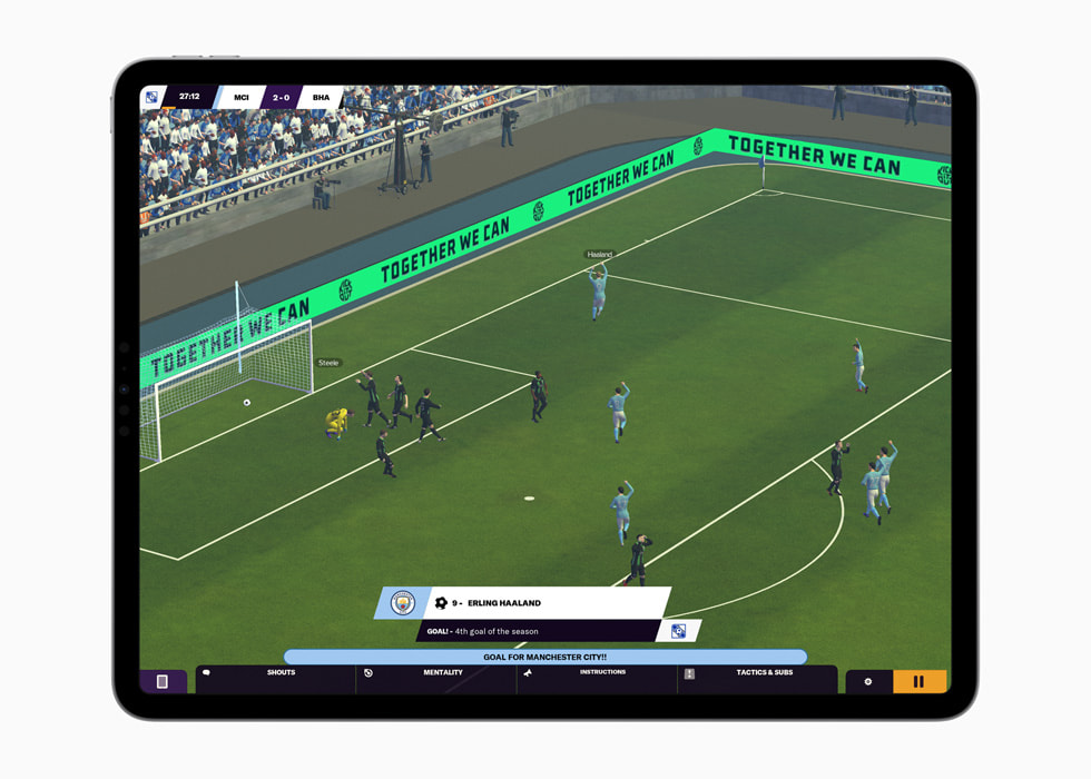 iPadに表示されている「Football Manager 2024 Touch」のゲームプレイ画面。