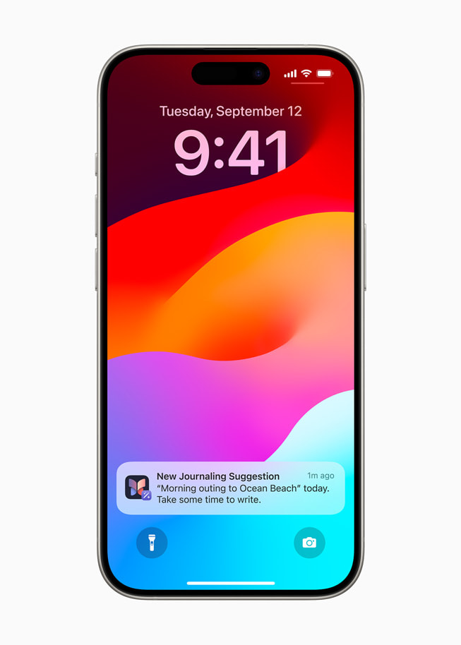 En iPhone 15 Pro viser brugeren en notifikation om, at der er kommet et nyt forslag i appen Dagbog.