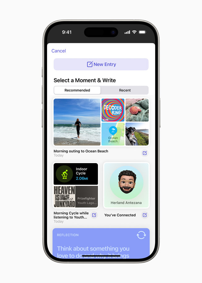 En iPhone 15 Pro viser brugerfladen i appen Dagbog, hvor brugeren bliver bedt om at vælge et øjeblik og skrive om det. 
