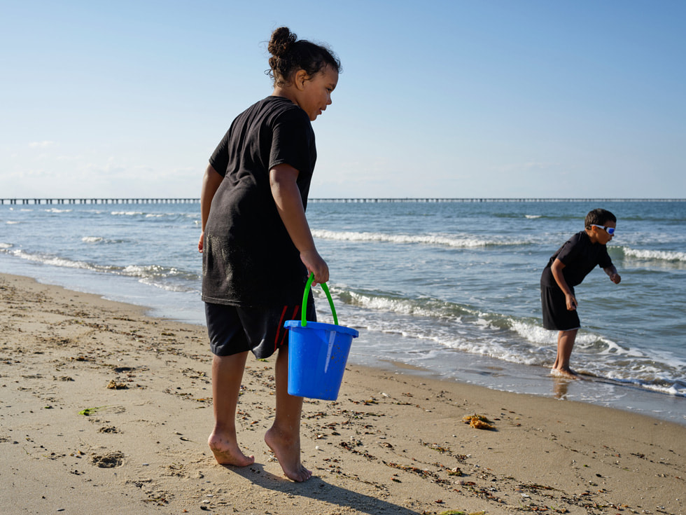 Jay (z przodu) stoi na linii brzegowej plaży Virginia Beach razem z Nickiem, swoim bratem bliźniakiem.