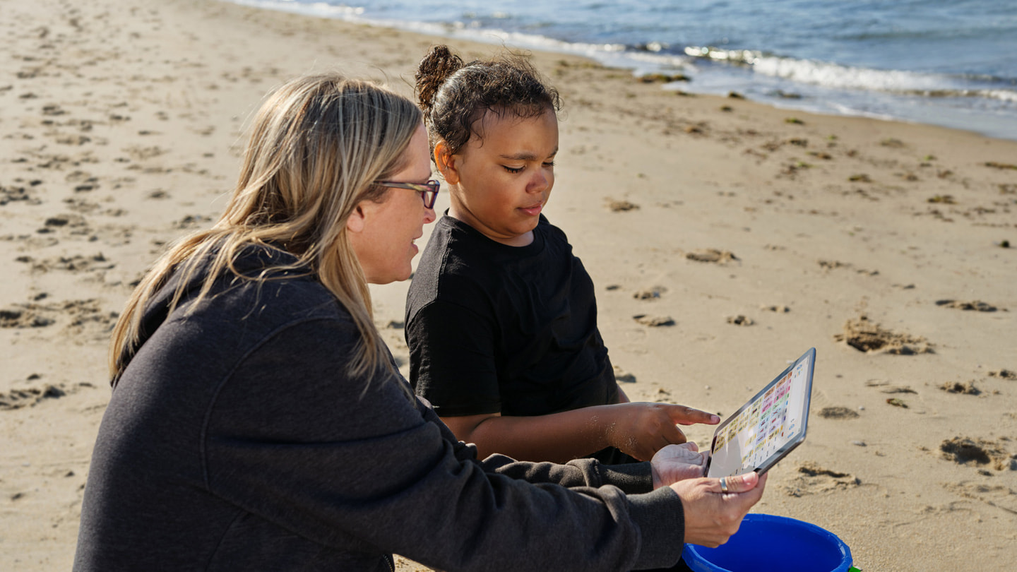Jay Ashburn (右) 在維珍尼亞海灘使用母親 iPad 上的《Proloquo》與她交流。