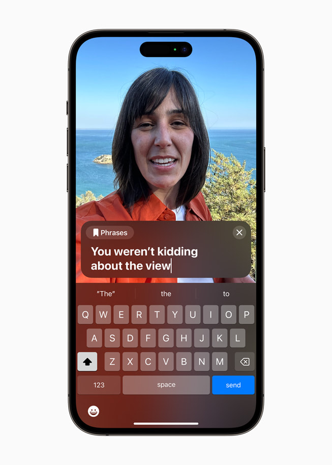 FaceTime 通話進行期間使用「Live Speech」功能，展示於 iPhone 14 Pro Max 上。 