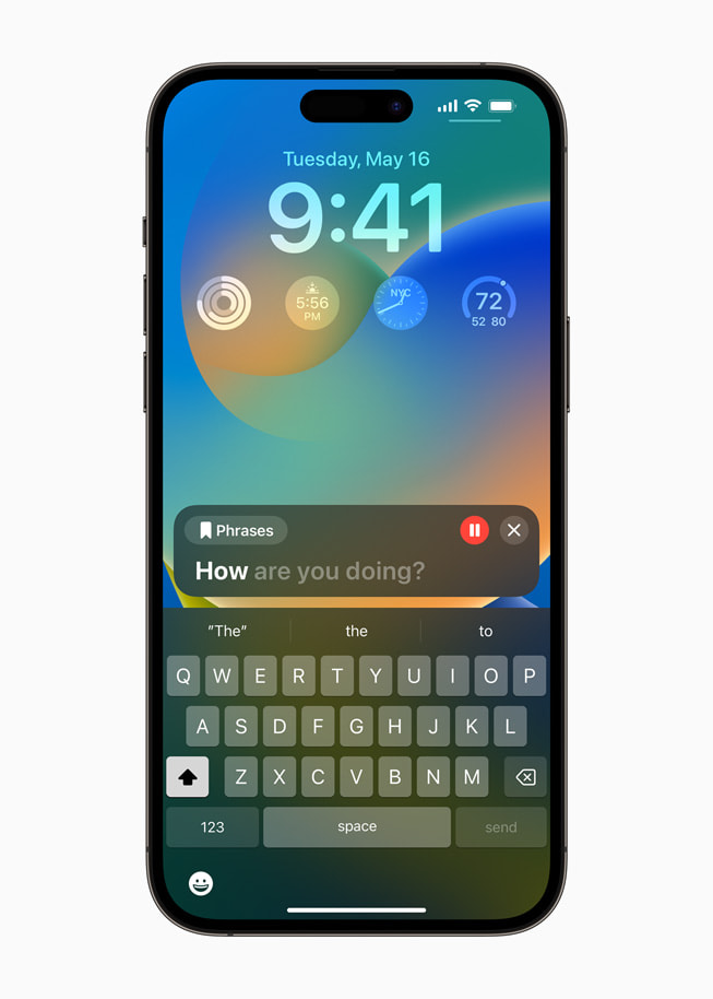 Se muestra la reproducción de frases guardadas en Live Speech en un iPhone 14 Pro Max.