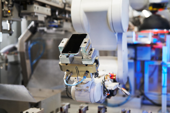 Daisy, el robot de desmontaje de dispositivos iPhone de Apple, en el laboratorio de recuperación de materiales de Austin, Texas.