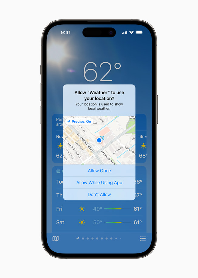 Écran d’iPhone 14 Pro affichant une notification des services de localisation de l’app Météo.