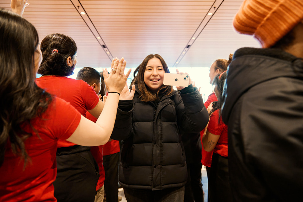 Les toutes premières personnes à franchir la porte de la nouvelle boutique Apple Pacific Centre de Vancouver, au Canada.