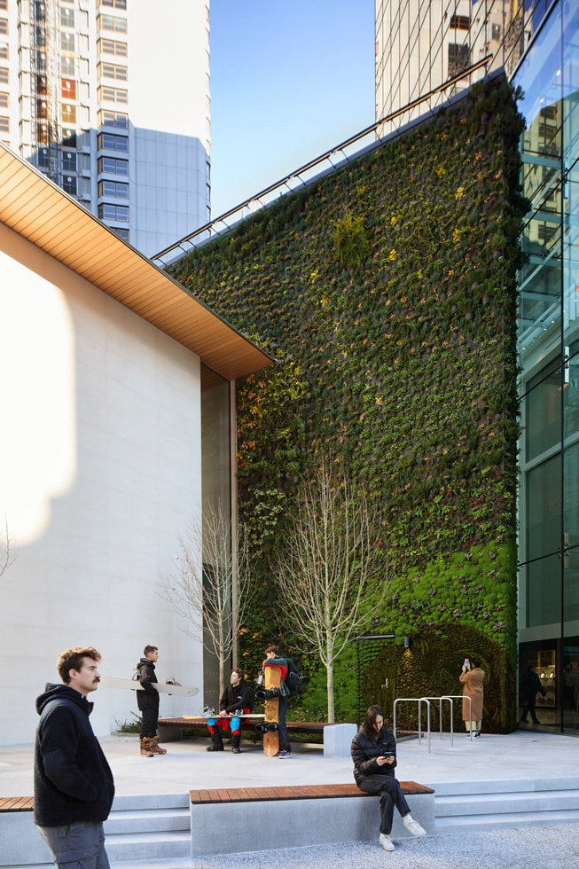 位於加拿大溫哥華煥然一新 Apple Pacific Centre 的綠化植物牆。