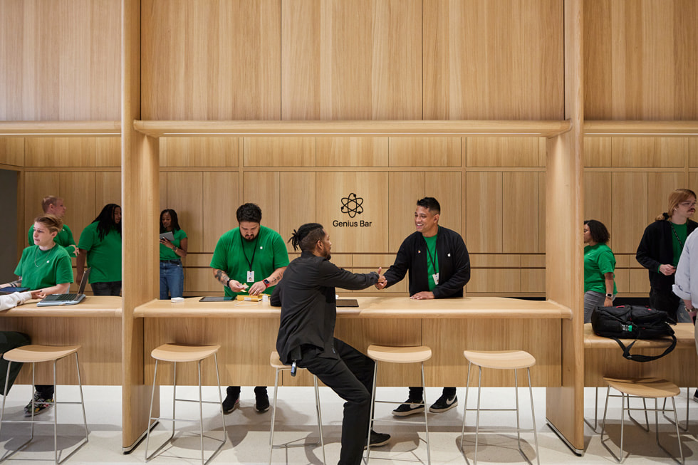 Kund:innen betreten Apple Tysons Corner unter dem Applaus von Apple Teammitgliedern.
