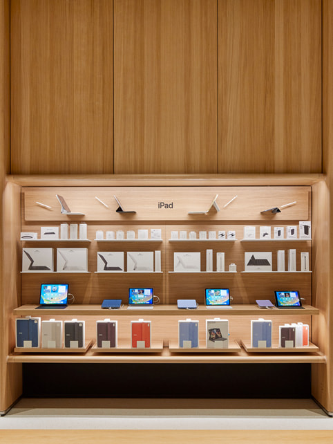 Apple Tysons Corner 店內的 iPad 展示台照片。