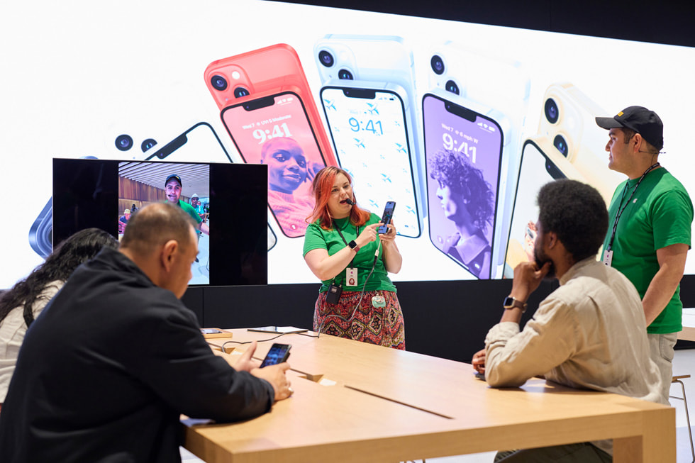 Se muestran los clientes reunidos alrededor de la mesa de Today at Apple en Apple Tysons Corner.