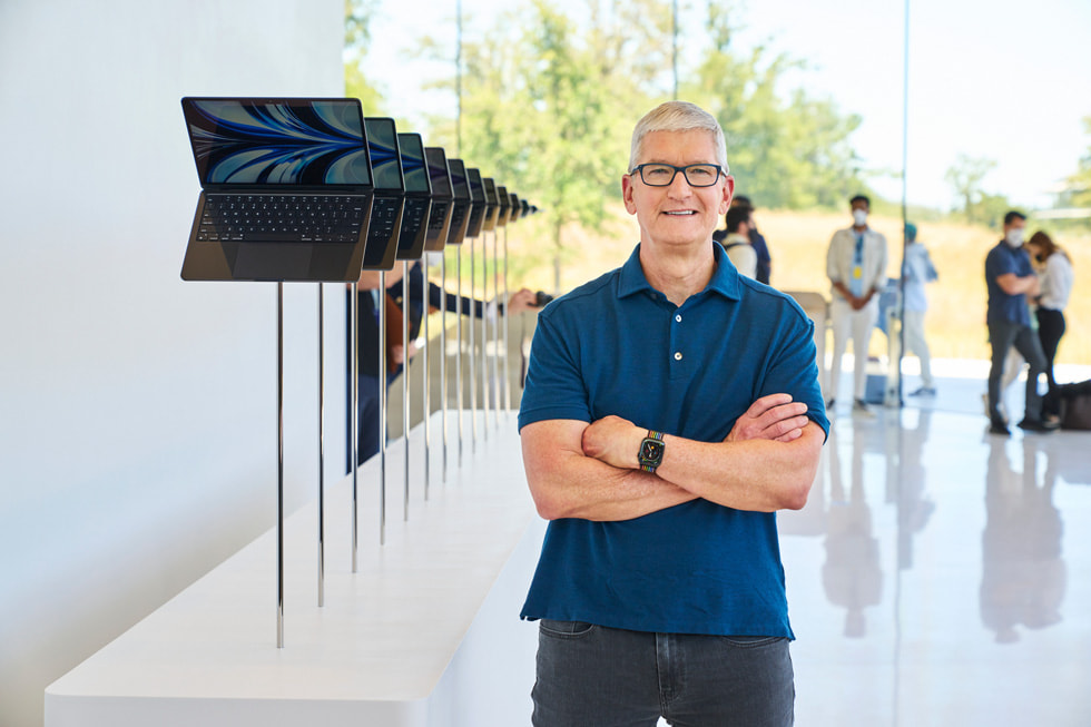 Tim Cook przedstawia dziennikarzom na WWDC22 nowego MacBooka Air w kolorze północy w audytorium im. Steve’a Jobsa.