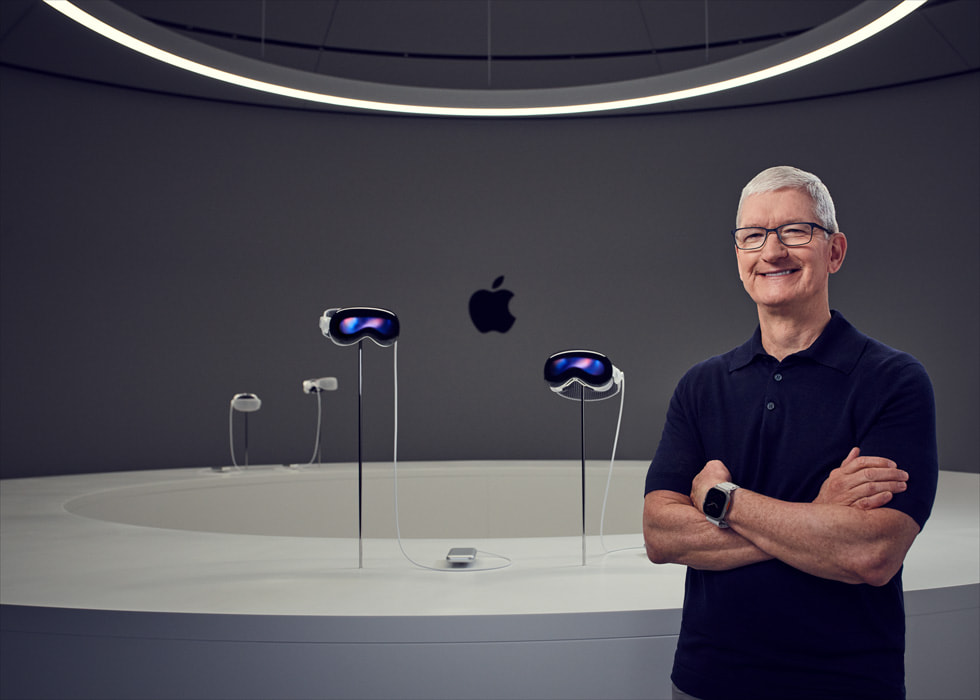 Apple CEO 팀 쿡이 Apple Vision Pro 전시 공간 옆에 서있다.
