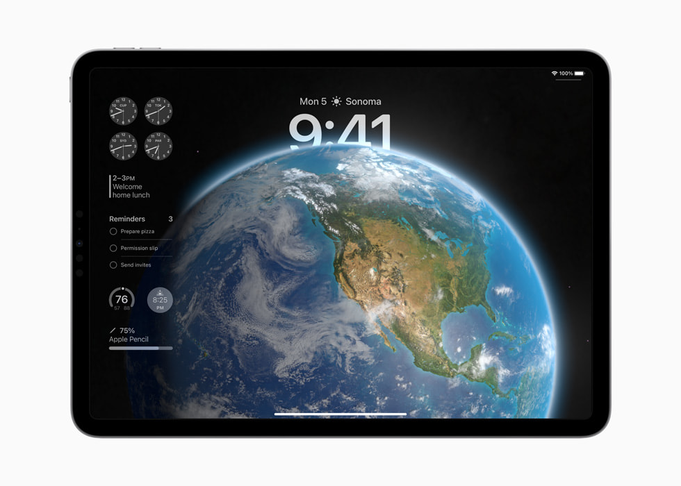 iPad Pro에 지구 이미지의 잠금 화면의 인터랙티브 위젯이 보여지고 있다. 