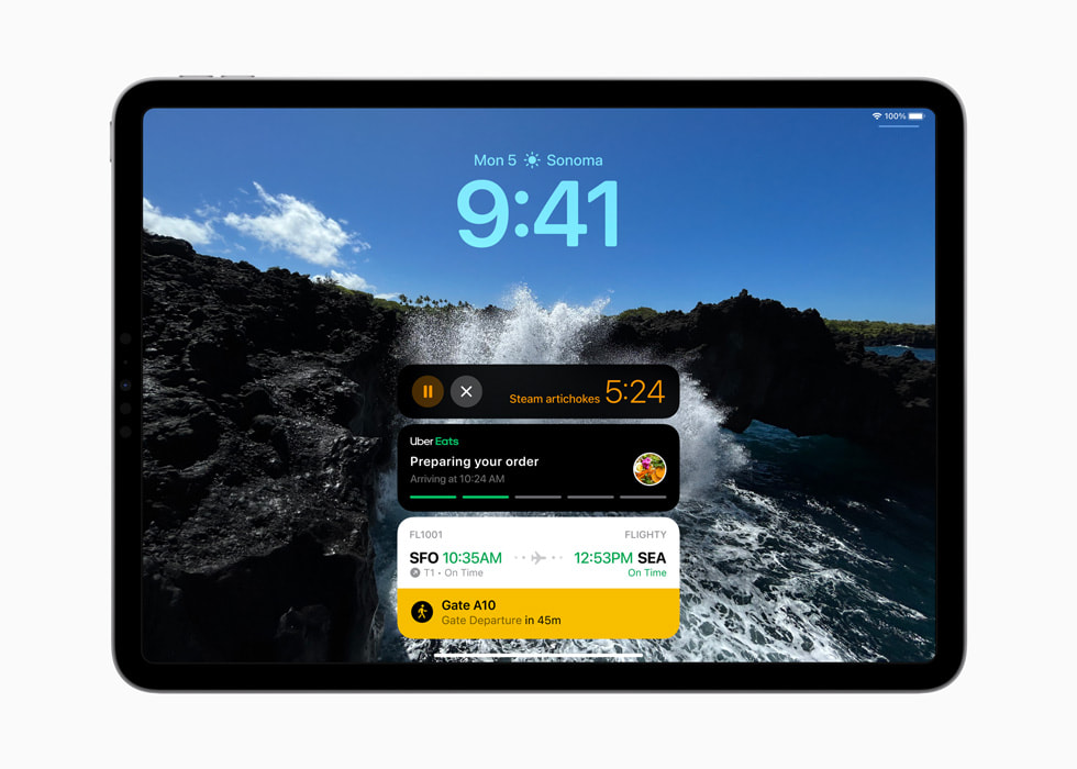 Un iPad Pro muestra Actividades en Vivo, incluyendo un temporizador, un pedido de Uber Eats e información de un vuelo en la pantalla bloqueada.