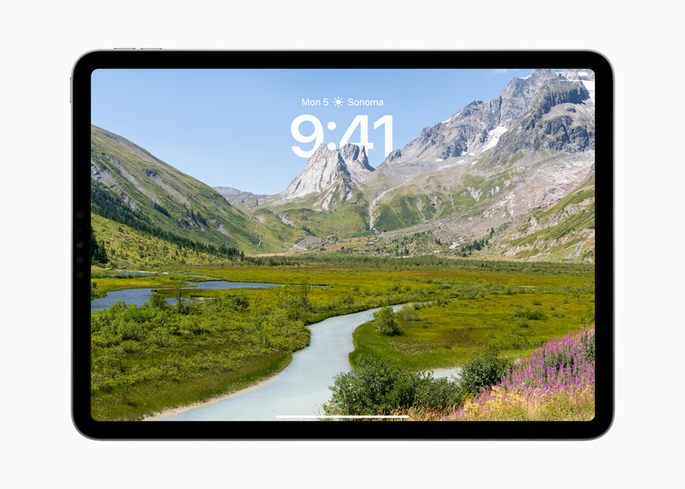 Un iPad Pro muestra una imagen de una montaña delante de la hora en la pantalla bloqueada