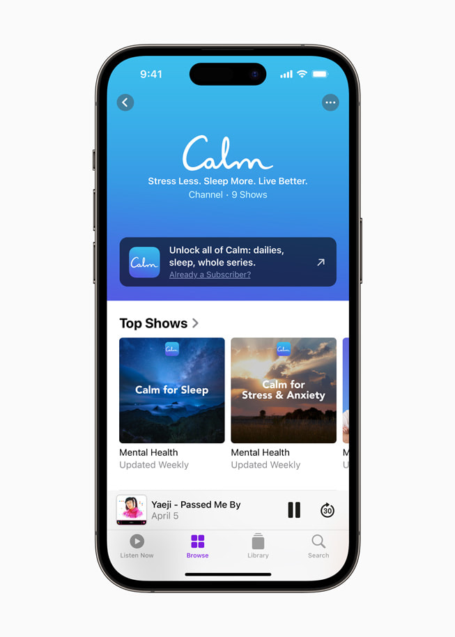 Ein iPhone 14 Pro zeigt Top-Shows aus der Calm App.