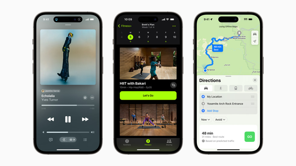Tre iPhone 14 Pro-enheter som visar nya funktioner som tillkommer i Apples tjänster, till exempel SharePlay för bilen, anpassade planer och offlinekartor.