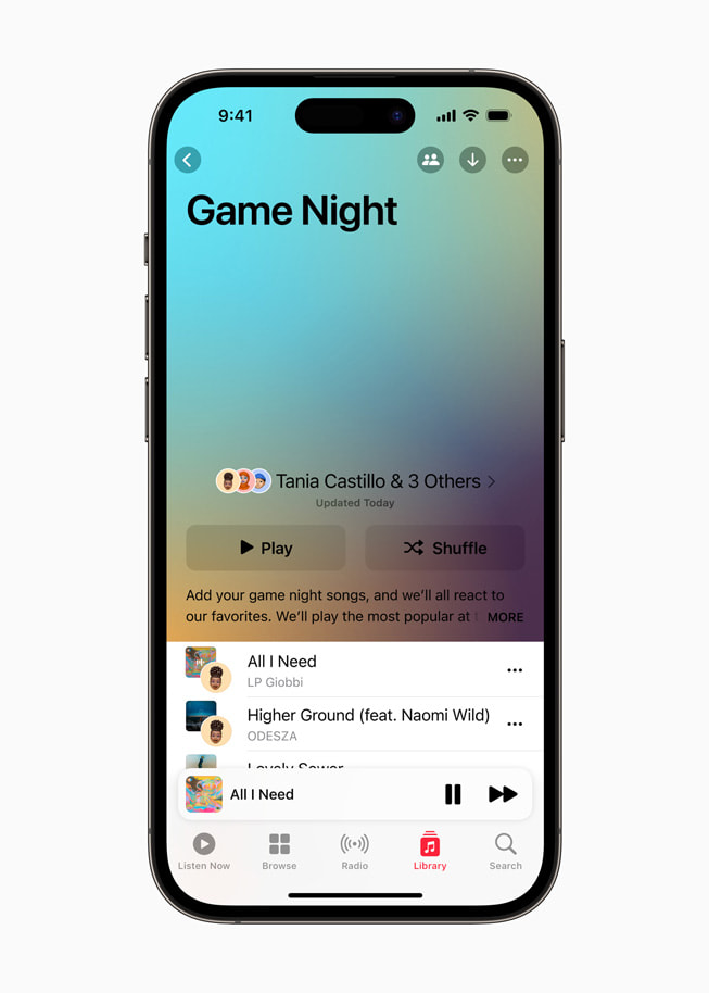 iPhone 14 visar en gemensam spellista för en spelkväll. 