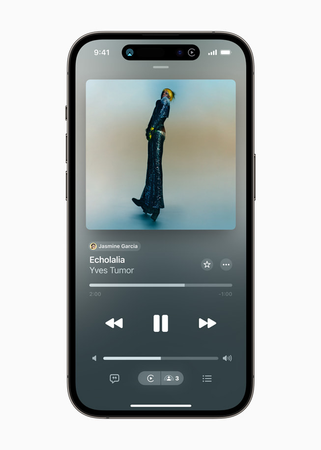 iPhone 14 Pro som visar en låt med Yves Tumor som spelas med SharePlay i Apple Music.
