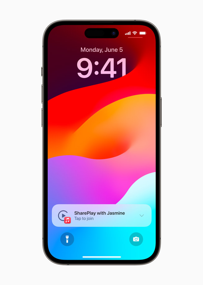 Ein iPhone 14 Pro zeigt eine SharePlay Mitteilung von Jasmine und „Zum Verbinden tippen“ an.