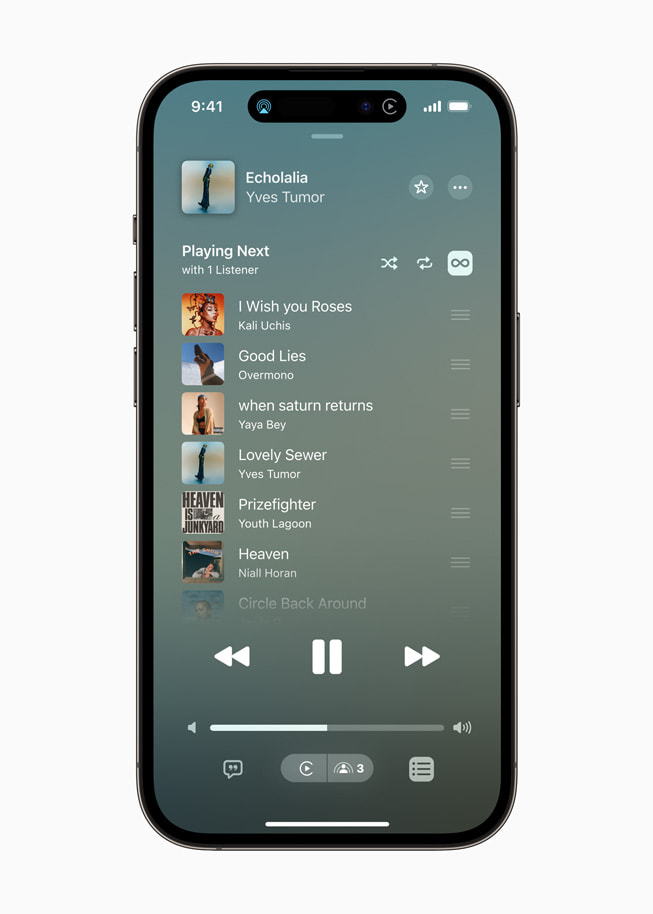iPhone 14 Pro som visar vilka låtar som kommer att spelas härnäst med SharePlay i Apple Music.