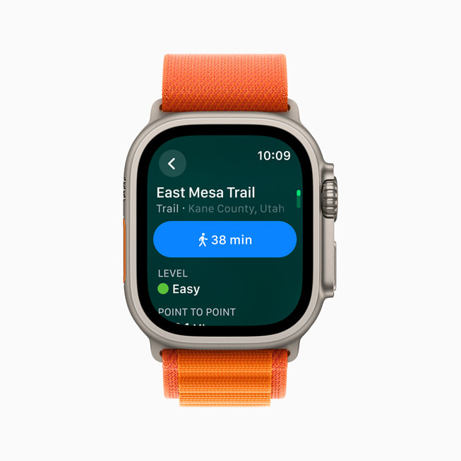 Apple Watch Ultra som visar ett platskort för en stig med beräknad tidslängd och svårighetsnivå.