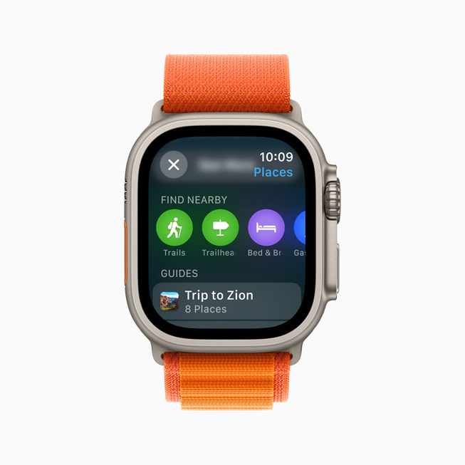 Eine Apple Watch Ultra zeigt Orte in der Nähe, einschliesslich Wanderwegen, Wegweisern und Unterkünften.