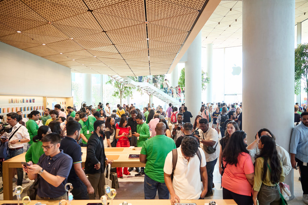حشد من الجماهير داخل متجر Apple BKC.